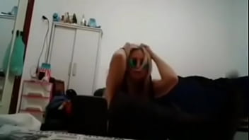 Tesuda dançando striptease