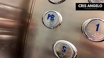 APAGON España - Blackout SPAIN - Bloquée dans l'ascenseur, elle finit par baiser son voisin marié - part 01