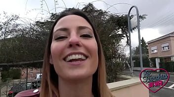 Pam et Heivy, deux belles coquines, s'empalent sur la même bite