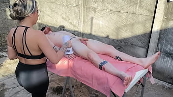 “Massagem com vento no corpo e desejo na pele.”