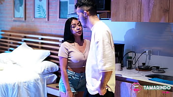 Beso a mi madrastra y luego se culea mi amigo