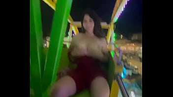 Mi amiga se saca las tetas, que rara se puso la feria