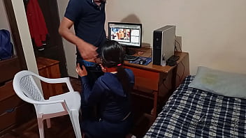 Sirvienta me descubre: Me masturbo en mi cuarto cuando de repente entra mi sirvienta y me ve viendo porno, no se aguanta y me pide mi polla a gritos
