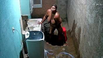 Camera escondida - Vizinha se masturba no quintal de casa e seu vizinho a observa pela câmera Escondida