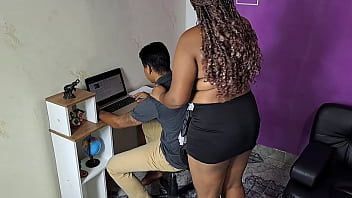 Mi hermanastro esta estudiando y lo caliento con una buena chupada de polla