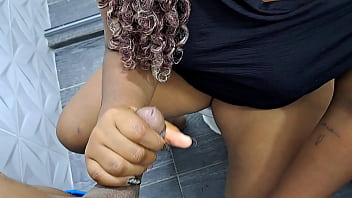 La puta de mi hermanastra me chupa la polla antes de irse de fiesta