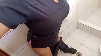 MADRASTRA ENFERMERA LATINA REALIZA PORNO EN EL BAÑO DEL CONSULTORIO, LUEGO LLEVA A UN PACIENTE DEL HOSPITAL A FOLLAR EN SU CASA. PORNO REAL DE ENFERMERA MADURA FOLLANDO CON PACIENTE CALIENTE.