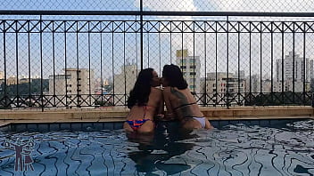 Minha amiga largou o boy lixo e para se vingar fodemos em público na piscina do prédio