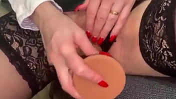 Молодая секретарша трахает свою киску большим дилдо