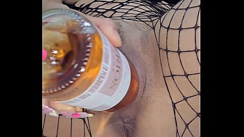 Linda rubia tetona hace show con una botella grande de x champaña - se mete deliciosa una botella grande en su pussy - masturba su pussy rosada con una botellade champaña - colombiana se da placer con una enorme botella en su chocha mojada