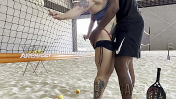 Meu professor de beach tenis, não aguentou ver minha bunda grande e ficou de pau duro durante a aula!