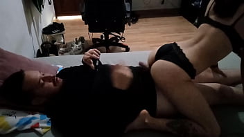 La señora del servicio no solo hace las mejores limpiezas si no que también las mejores mamadas