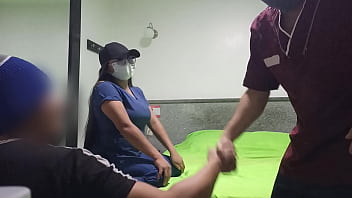 Marido cornudo me trajo a su esposa al hotel y me la follé como una puta delante de sus ojos