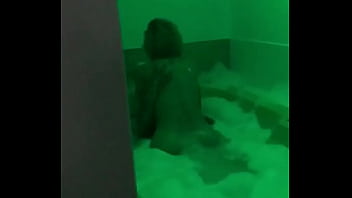 La coneja cabalga con su gran culo sobre un pene negro y grande. disfruta con el dedo de su novio en el culo. rubia culona folla apasionadamente en el jacuzzi de un motel en colombia.