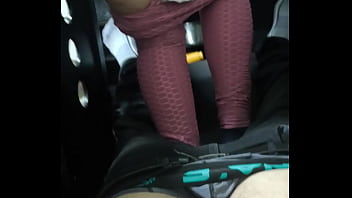 Mi vecino estaba descansando y empecé a acariciarle su pene pero casi nos pillan.nos dimos las mañas hasta que lo terminamos