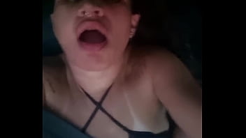 O motorista ficou me provocando até que eu caí de boca no pau dele dentro do carro