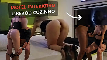 Motel Interativo - Macho comeu e gozou no cuzinho que escorreu pra bucetinha. A camisinha saiu e fui comida no pelo. Corno ficou só olhando pelo vidro.
