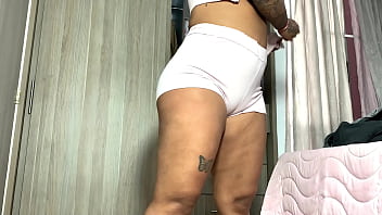 CAMARA ESPIA A MI HERMANASTRA EN SHORT Y SE LE MARCA SU COÑO APRETADO (BIG ASS, CAMELTOE)