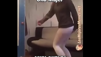 Chica perreando se hace casi del baño