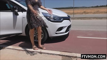 Milf pissing roadside