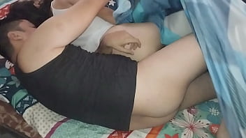 Estaba acostado y descubrí que en mi cama estaba mi hermanastra también,no pude evitar follarla antes de irme al trabajo