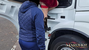 Une milf salope s'exhibe sur un parking a poid lourd et ce fais baiser par un routier