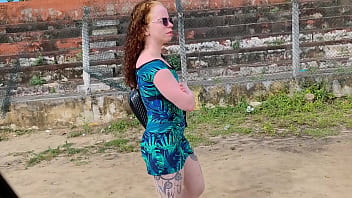 Menina safada não aguenta ver carro e cair na rola do cara