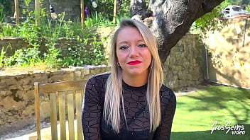 Ashley, jolie blonde, gobe de la bite comme une reine