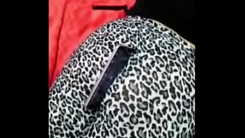 Mordiendo el teléfono.