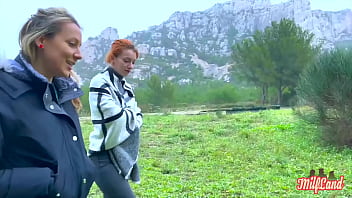 Stella et Emmanuelle, deux magnifiques diablesses, s'adonnent au sexe à quatre