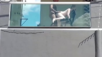 Fiz sexo com meu chefe na varanda quando sua esposa saiu pro trabalho
