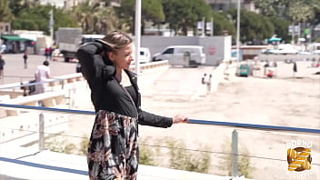 Alicia, coquine en chaleur, savoure deux bites