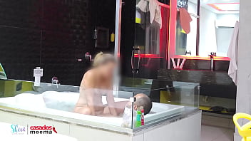 Deixei o corno de castigo e deixei o macho me comer na banheira no pelo