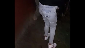 Mi cuñada toda peda meando en la calle después de la fiesta