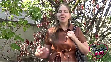 Alice, la bombe atomique, savoure deux bites en même temps