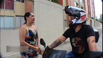 Perra desconocida no tiene dinero me paga el transporte con una gran follada - Porno En Español