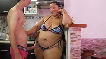 Follada en la cosina con la madrastra sexo muy caliente