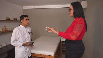 TubeLatina MILF BBW es follada en su enorme culo por la gran verga de su masajista amateur, Follate este coño en silencio!