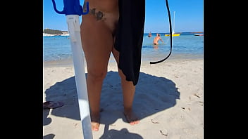Teresa jones fa esibizionismo nella spiaggia si masturba con la gente vicino viene vista mentre a orgasmo
