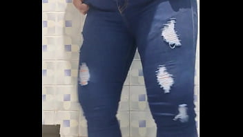 MADURA CAPTADA EN BAÑO PUBLICO