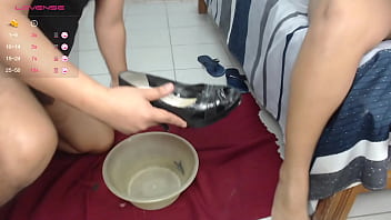 Mi padrastro me hizo beber toda su piss y metió su verga enorme en mi boca