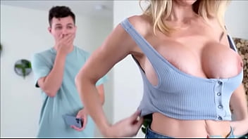 Stiefmutter im Bikini verführte Stiefsohn dazu, sie zu ficken