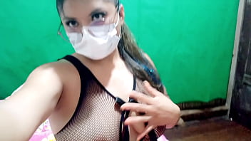 Ella siempre fue asi!! hijastra se pone lenceria sexy y se la envia a su padrastro para seducirlo y calentarlo