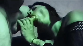 Fabiana una Milf emputcida traga pija como una puta, con desesperación. Es puta y goza con el macho que la hace hembra. Grita de placer cuando recibe una intensa y vigorosa cogida.