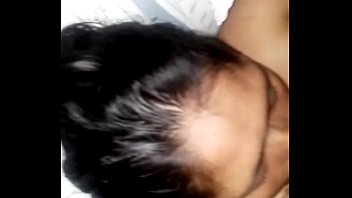 Lo pide hasta su garganta.