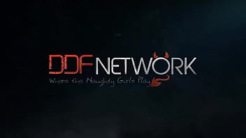 Little Miss Sunshine: Hot Milf's Leg Fetish Fun in The Garden!