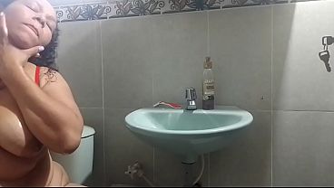 MILF caliente se mastuba en el baño de jefe con su dildo y gime de placer