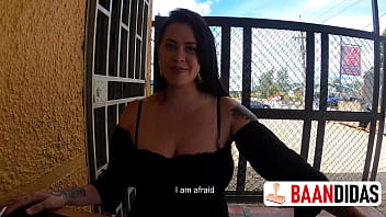 Hijastro aprovecha la situación para hacerle el delicioso a su madrastra cachonda porque la tiene descuidada sexualmente