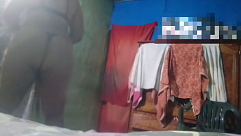 Morena muestra su gran culo para que su cuñado se masturbe