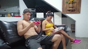 Estoy viendo una revista de sexo asi que me caliente y le pido a mi hermanastro que me folle
